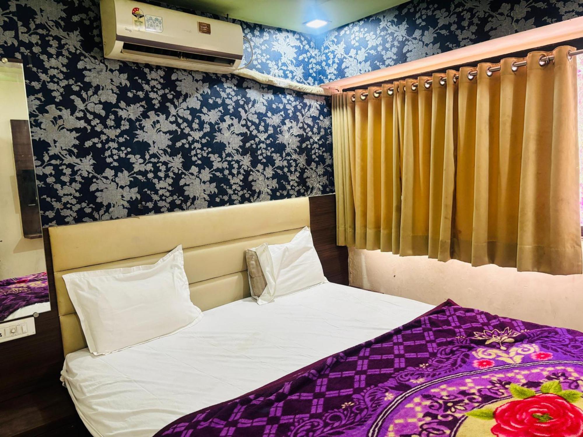Hotel Greenwood 阿穆达巴 外观 照片